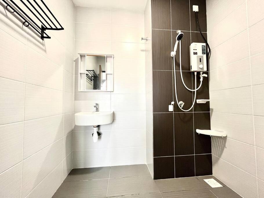 Urban Home-Swimming Pool-City Center Malacca Eksteriør bilde